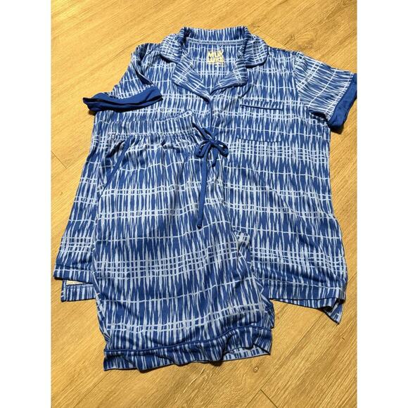 Muk Luks Women’s PJ Set Medium Blue White Ikat Print Short Sleeve Top & Shorts - Picture 3 of 12